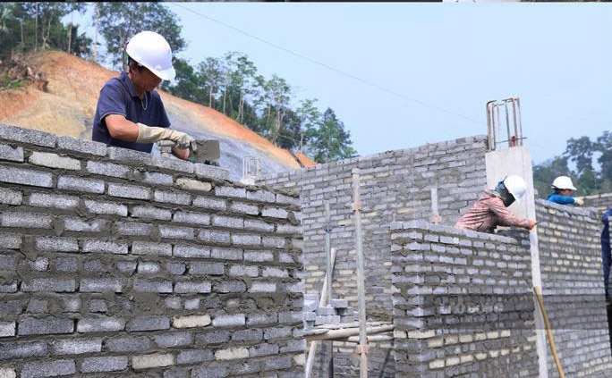 Vượt khó khăn về địa hình, thời tiết, công tác thi công trường nội trú tại Tuyên Quang đang được đẩy nhanh. Ảnh: Việt Bắc.