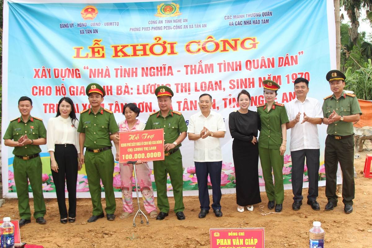 Ceremonia de inicio de la construcción de una casa de gratitud para la familia de la Sra. Luong Thi Loan en la comuna de Tan An. Foto: Ngoc Anh