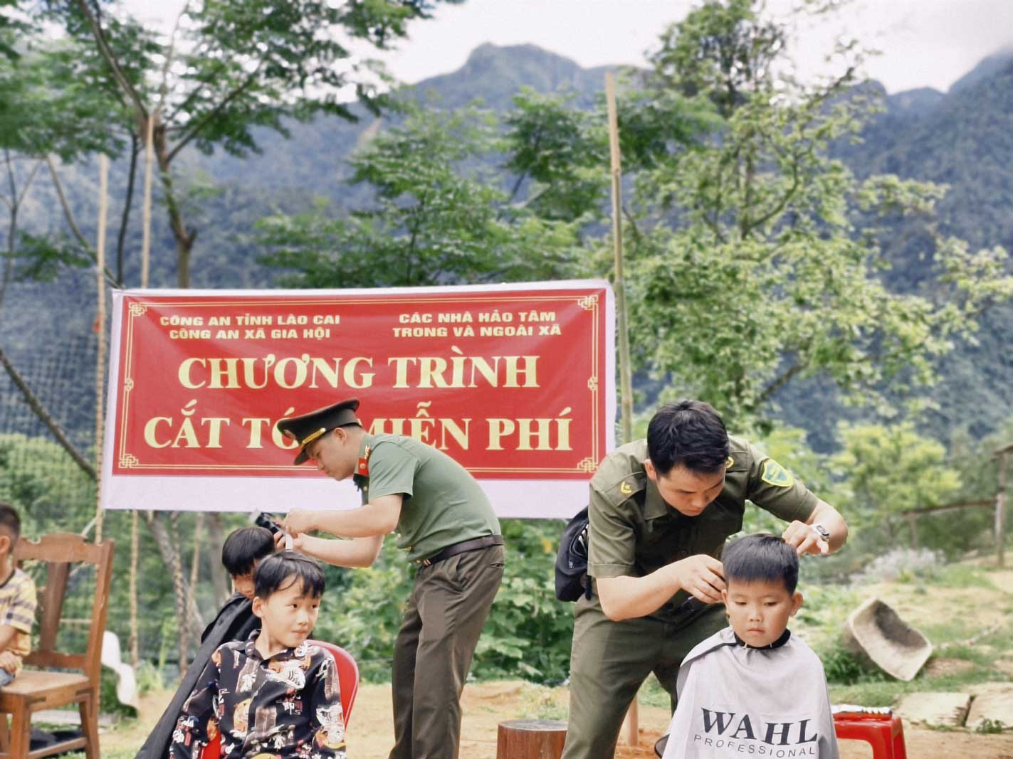 Cán bộ Công an xã Gia Hội trực tiếp cắt tóc miễn phí cho trẻ em tại thôn Tà Lành. Ảnh: Công an Lào Cai
