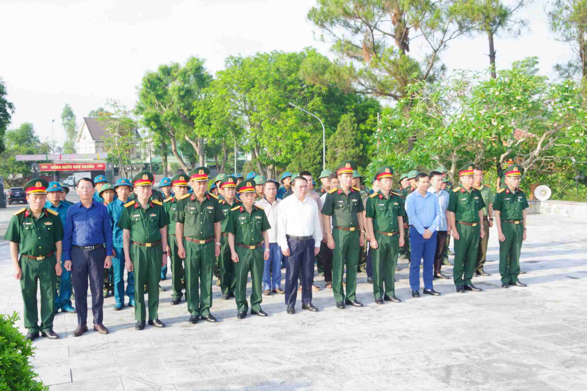 Các đại biểu dâng hương, dâng hoa tưởng niệm các Anh hùng liệt sĩ tại Nghĩa trang liệt sĩ Nghi Lộc, xã Đông Lộc. Ảnh: Trọng Kiên