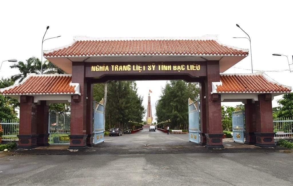 Ngoài các nghĩa trang liệt sĩ tại Cà Mau còn hơn 5.000 mộ liệt sĩ được chôn trên phần đất gia đình. Ảnh: Nhật Hồ.