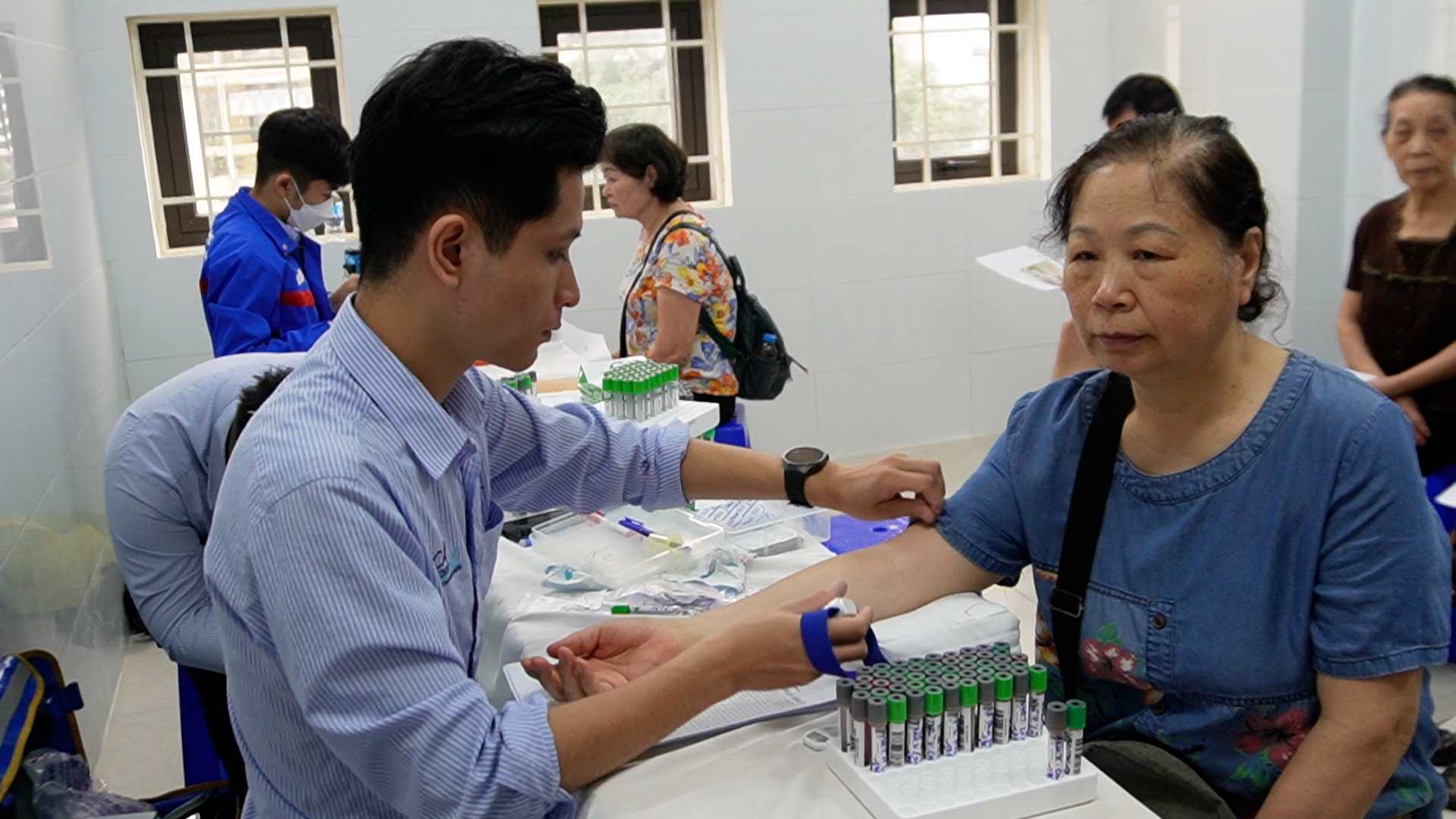 People are happy when medical examination and treatment outside the tuyến is paid 50% by health insurance.