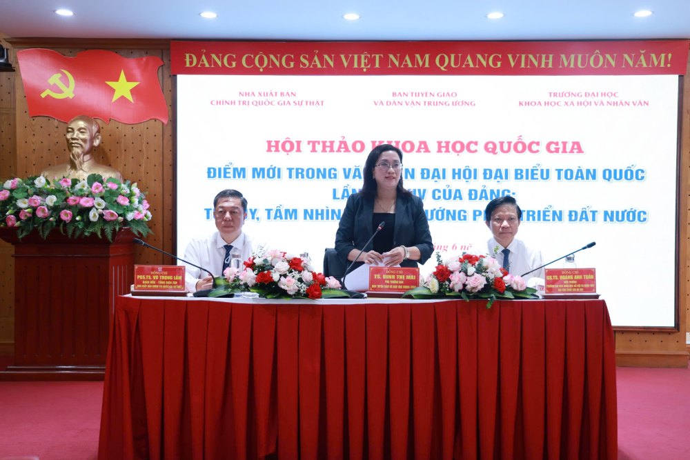 La Dra. Dinh Thi Mai - Subdirectora del Departamento Central de Propaganda y Asuntos de Masas - habló en el Seminario Nacional de Ciencia "Nuevos puntos en el Documento del XIV Congreso Nacional del Partido: Pensamiento, visión y orientación para el desarrollo del país". Foto: Ai Van