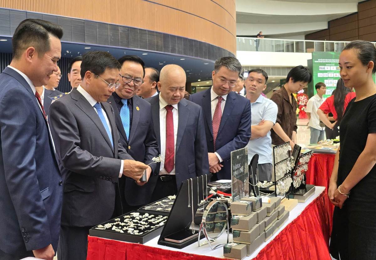 Phó Thủ tướng và các đại biểu tham quan các gian hàng trưng bày sản phẩm khởi nghiệp sáng tạo. Ảnh: Thanh Sơn