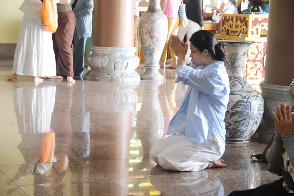 Da Nang candidates come to Linh Ung Pagoda to pray for peace before the high school graduation exam. Photo: My Linh