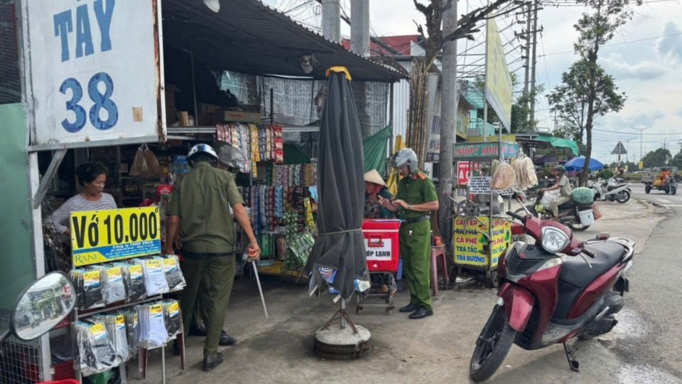 Lực lượng chức năng xã Giao Long thường xuyên ra quân lập lại trật tự an toàn giao thông. Ảnh: Hoàng Lộc