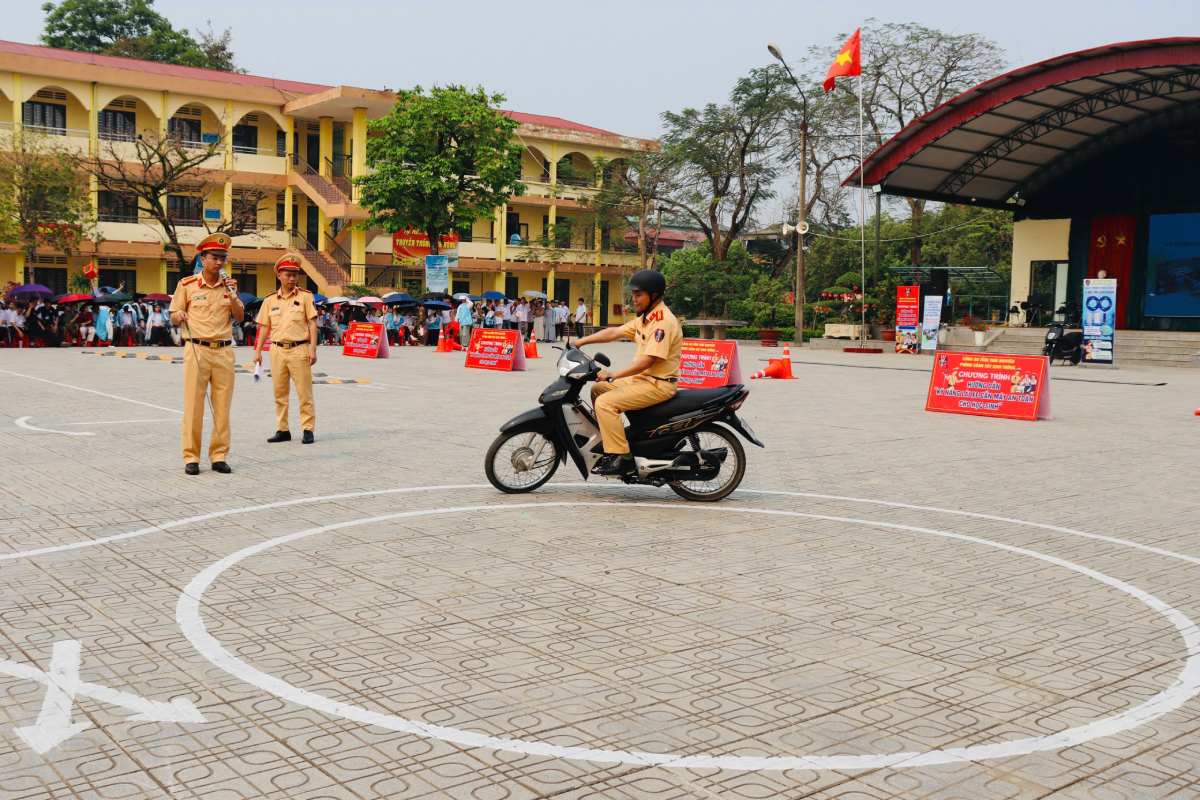 Traffic police (Ministry of Public Security) pilot retraining motorcycle driving skills for people who have been issued a driver's license for more than 3 years. Photo: Traffic Police Department