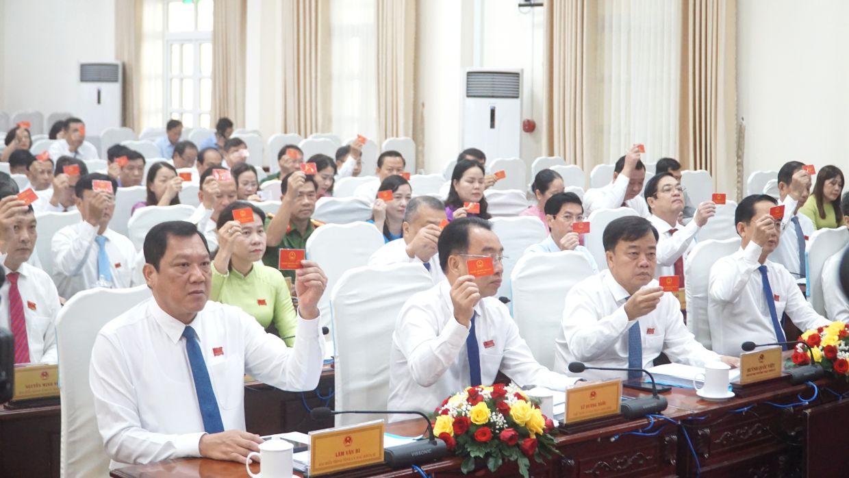 Delegates of the People's Council of Ca Mau province pass resolutions. Photo: Nhat Ho
