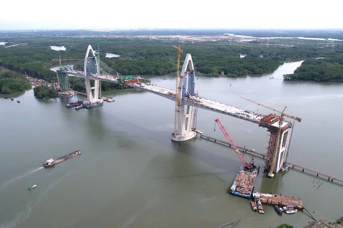 Điểm hợp long biên trong gói thầu số 39 dự án Cầu Phước An nằm trên dòng sông Thị Vải, giữa trụ cầu T38 và T39. Ảnh: Thành An