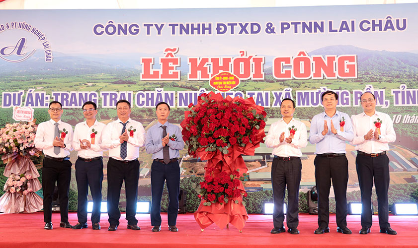 Lãnh đạo tỉnh Điện Biên tặng lẵng hoa chúc mừng Công ty TNHH Đầu tư Xây dựng và Phát triển Nông nghiệp Lai Châu nhân dịp khởi công dự án. Ảnh: Lan Phương