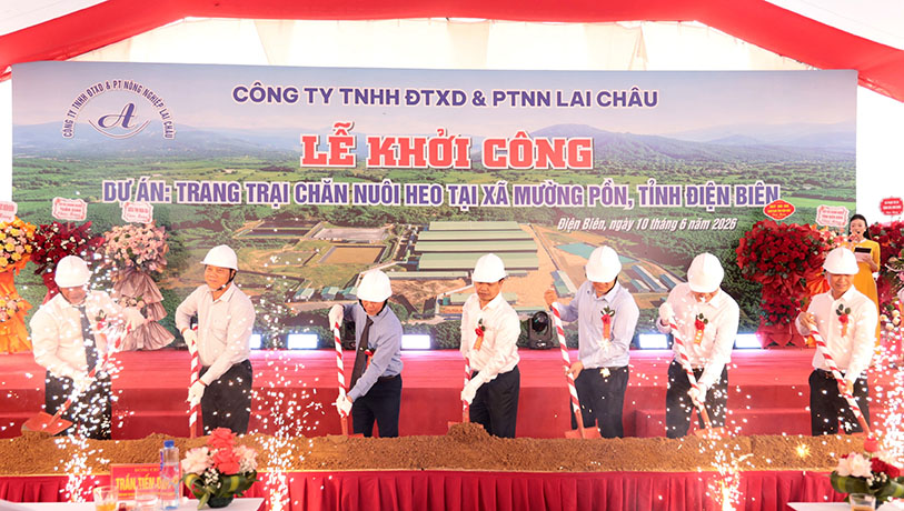 Leaders of Dien Bien province and delegates perform the groundbreaking ceremony for the high-tech pig farm project in Muong Pon commune. Photo: Lan Phuong