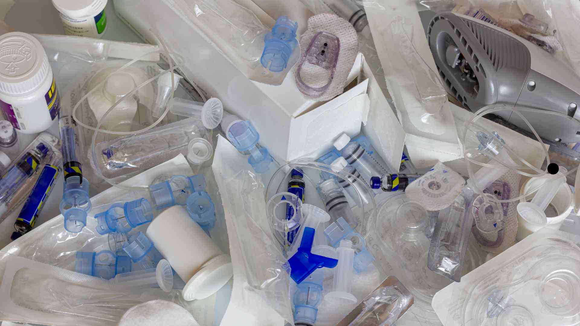 Los residuos médicos, si no se gestionan adecuadamente, pueden convertirse en una fuente de propagación de patógenos y causar contaminación ambiental. Foto: Minh Phương