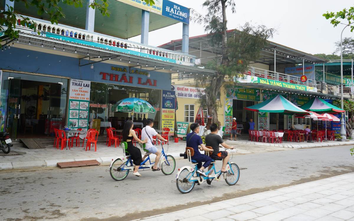 Hai Phong City Department of Construction organizes traffic on coastal roads in Do Son Tourist Area. Photo: Mai Dung