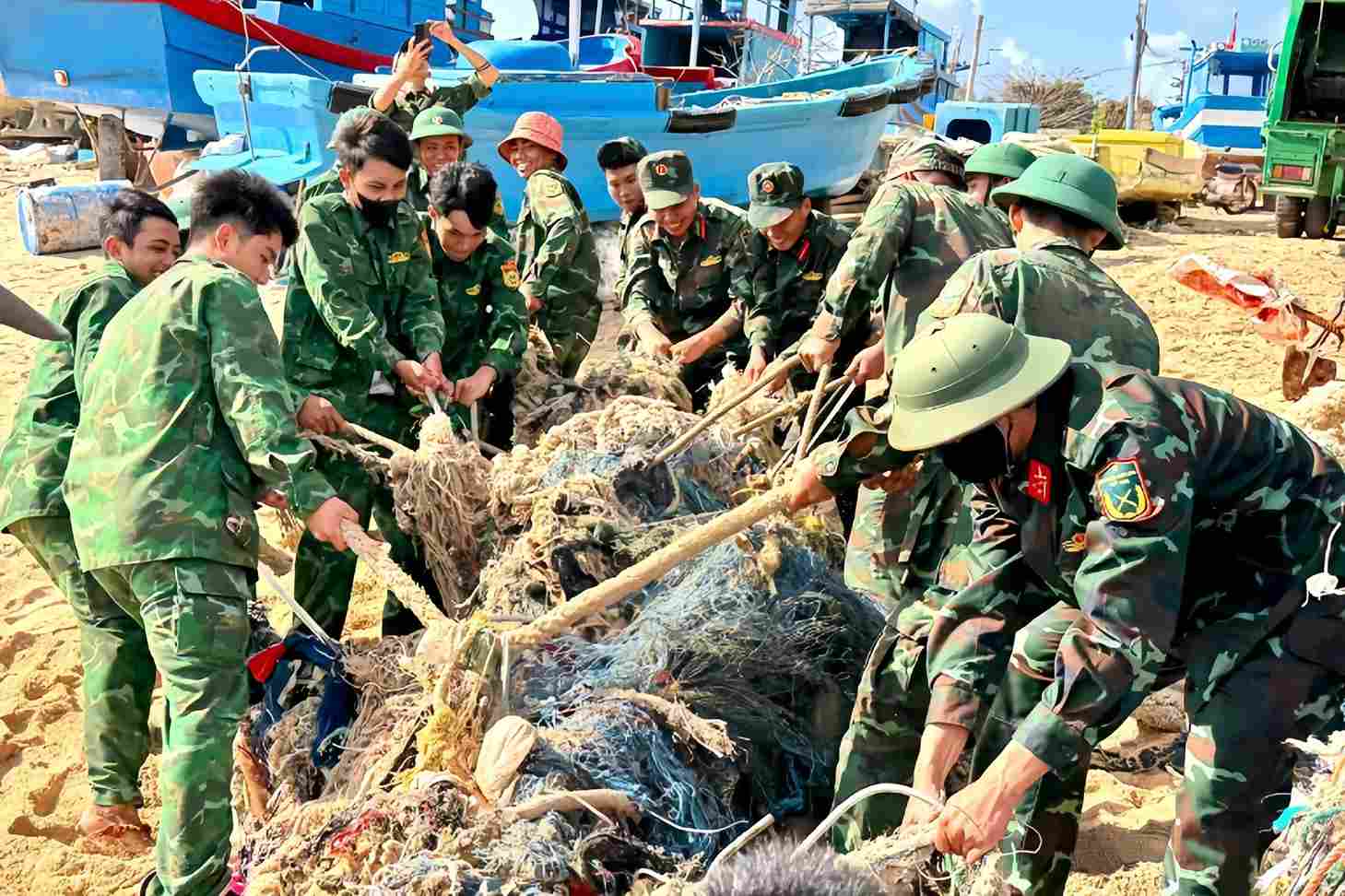 Cán bộ, chiến sĩ Bộ đội Biên phòng tỉnh Lâm Đồng tham gia làm sạch bãi biển. Ảnh: Phúc Khánh