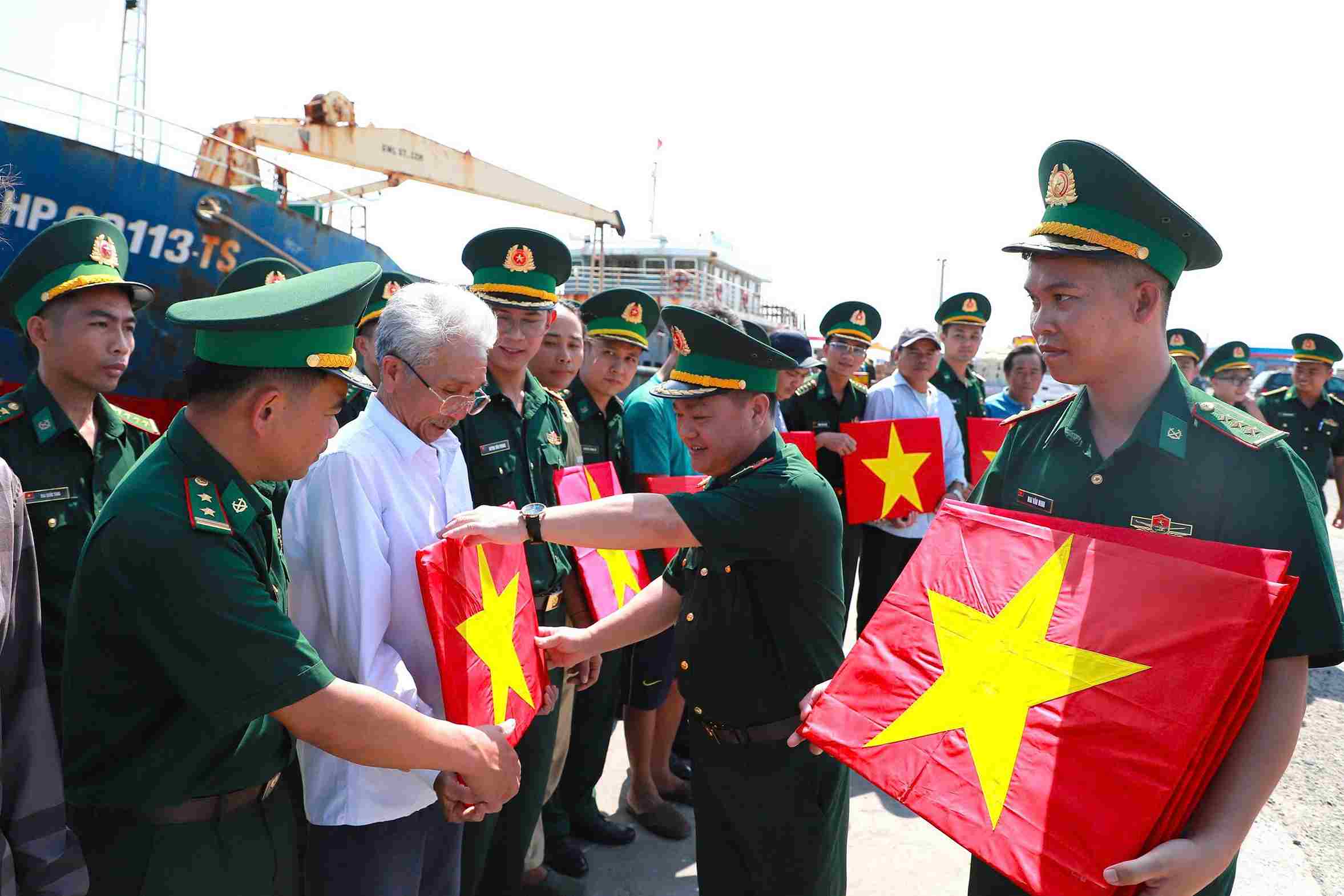 Bộ đội Biên phòng tỉnh Lâm Đồng trao Cờ Tổ quốc cho ngư dân vươn khơi, bám biển. Ảnh: Phúc Khánh
