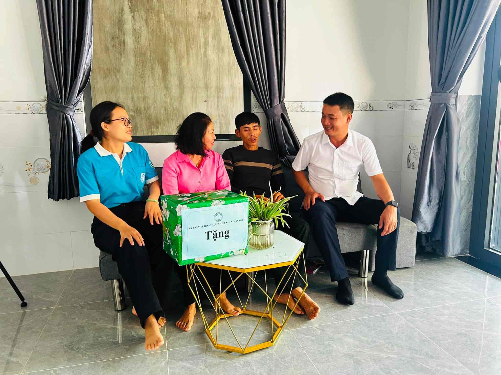The Vietnam Fatherland Front Committee of Van Ninh commune handed over the Great Solidarity House to a difficult family. Photo: Kien Cuong