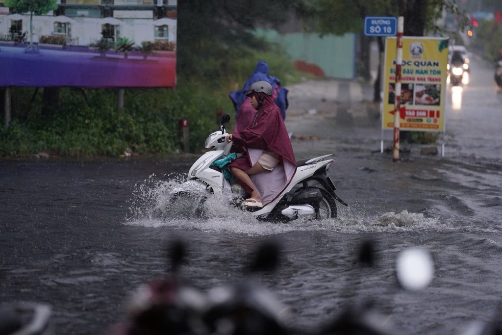 Thunderstorms persist in the afternoon and evening in the South. Photo: Minh Tam