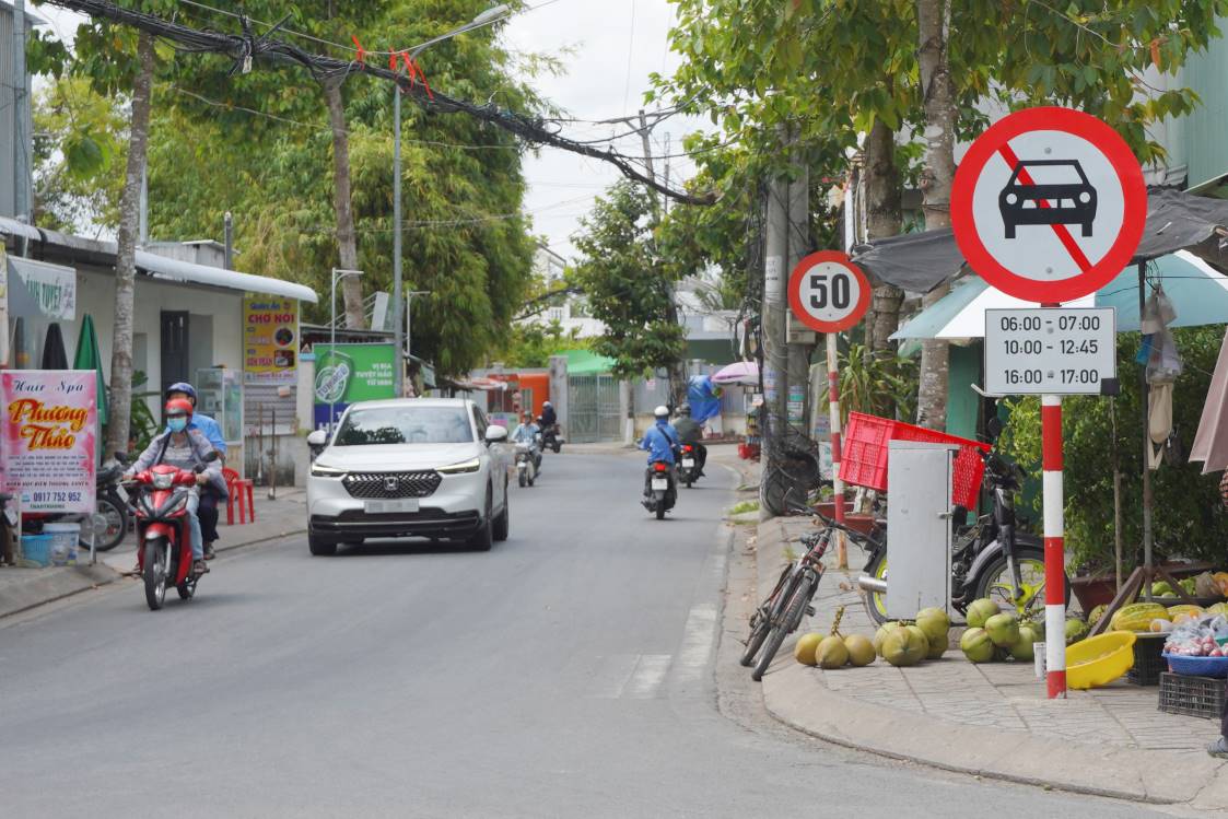 Car no-entry sign according to time frame in Cai Rang district (Can Tho City). What is the detailed fine for cars entering prohibited roads in 2026? Photo: Ta Quang