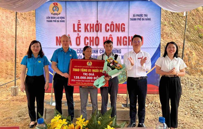 Lãnh đạo LĐLĐ TP Đà Nẵng cùng địa phương trao nhà Đại đoàn kết cho hộ dân khó khăn ở Phước Trà. Ảnh: An Nhiên