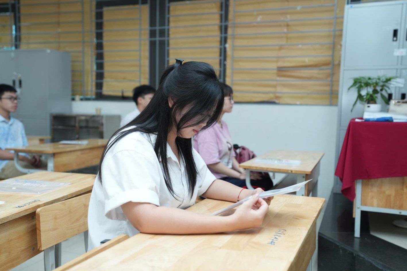 El periódico Lao Dong actualiza los exámenes y respuestas de las asignaturas del examen de graduación de la escuela secundaria superior de 2026 para que los padres y estudiantes puedan seguirlos fácilmente. Foto: Huu Chanh
