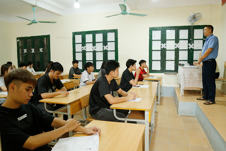 Candidatos realizando trámites en el centro de examen de la Escuela Secundaria Dien Bien Phu. Foto: Quang Dat