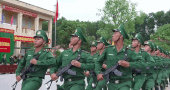 Un nouveau soldat de la ville de Hue reçoit une nouvelle mission après 3 mois d'entraînement acharné. Photo: Vo Tien