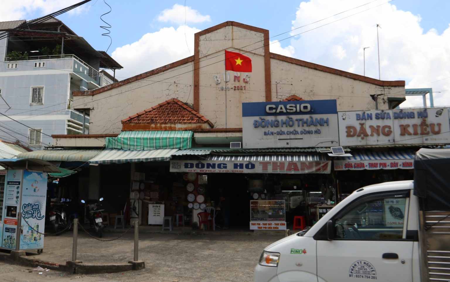 Functional units of Thuan An ward are implementing the rearrangement of Bung market. Photo: Dinh Trong