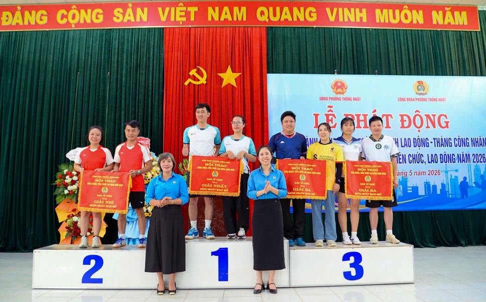 Công đoàn phường Thống Nhất trao giải cho các đội đạt thành tích xuất sắc tại hội thao. Ảnh: Mỹ Lệ