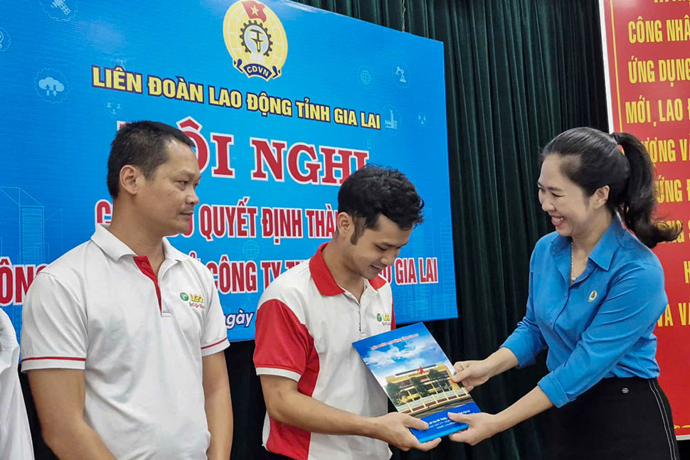 Chủ tịch Công đoàn phường Thống Nhất Trương Thị Mỹ Lệ trao quyết định thành lập Công đoàn cơ sở mới. Ảnh: Mỹ Lệ