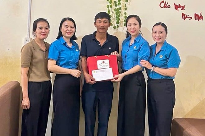 Công đoàn phường Thống Nhất thăm hỏi đoàn viên bị tai nạn lao động. Ảnh: Mỹ Lệ