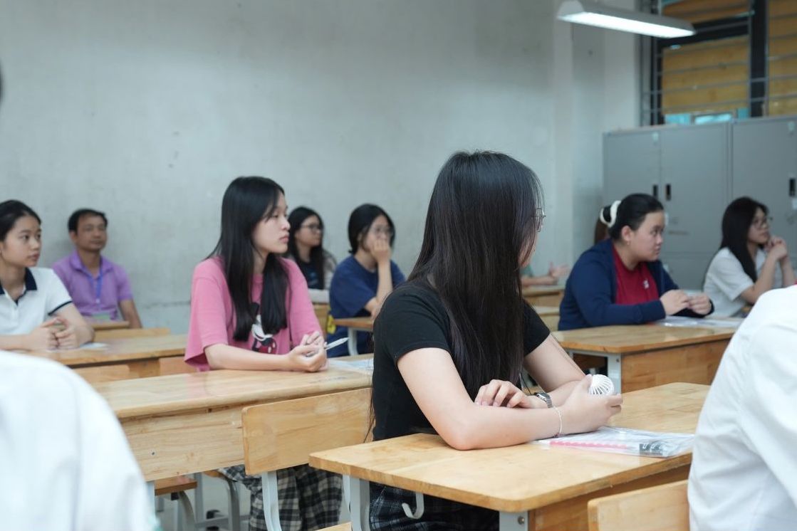El periódico Lao Dong actualiza los exámenes y respuestas de las asignaturas del examen de graduación de la escuela secundaria superior de 2026 para que los padres y estudiantes puedan seguirlos fácilmente. Foto: Huu Chanh
