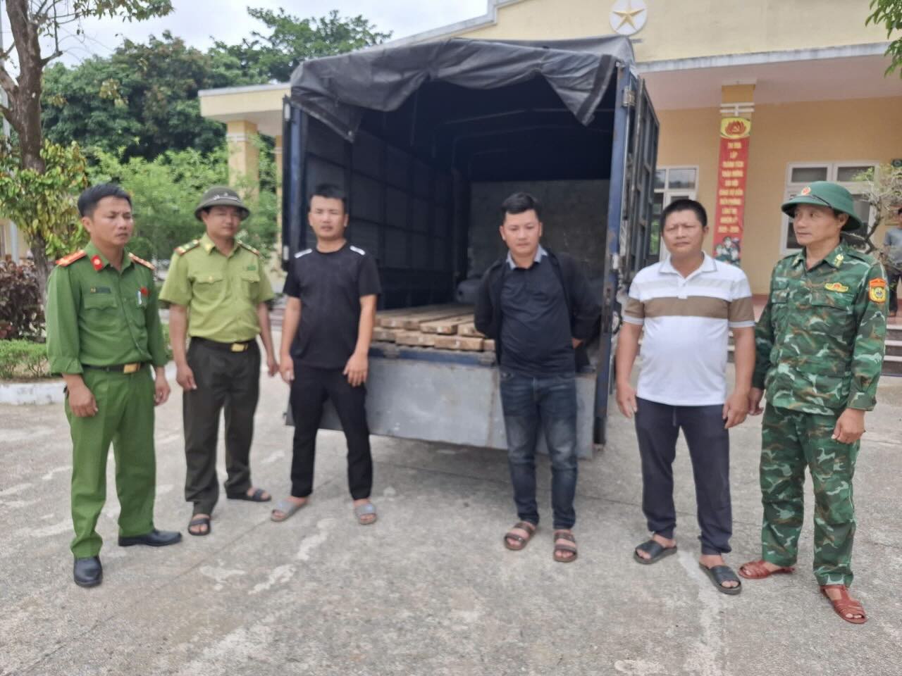 Lực lượng chức năng tạm giữ số gỗ không rõ nguồn gốc. Ảnh: Công an xã Kim Ngân