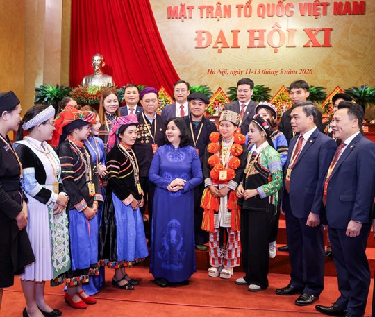Mme Bùi Thị Minh Hoài, membre du Bureau politique, secrétaire du Comité central du Parti, présidente du Comité central du Front de la patrie du Vietnam, et des délégués participant au XIe Congrès national du Front de la patrie du Vietnam, mandat 2026-2031. Photo: Front de la patrie