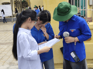 El ambiente para realizar los trámites para el examen de graduación de la escuela secundaria en Hung Yen es favorable. Foto: Hai Minh