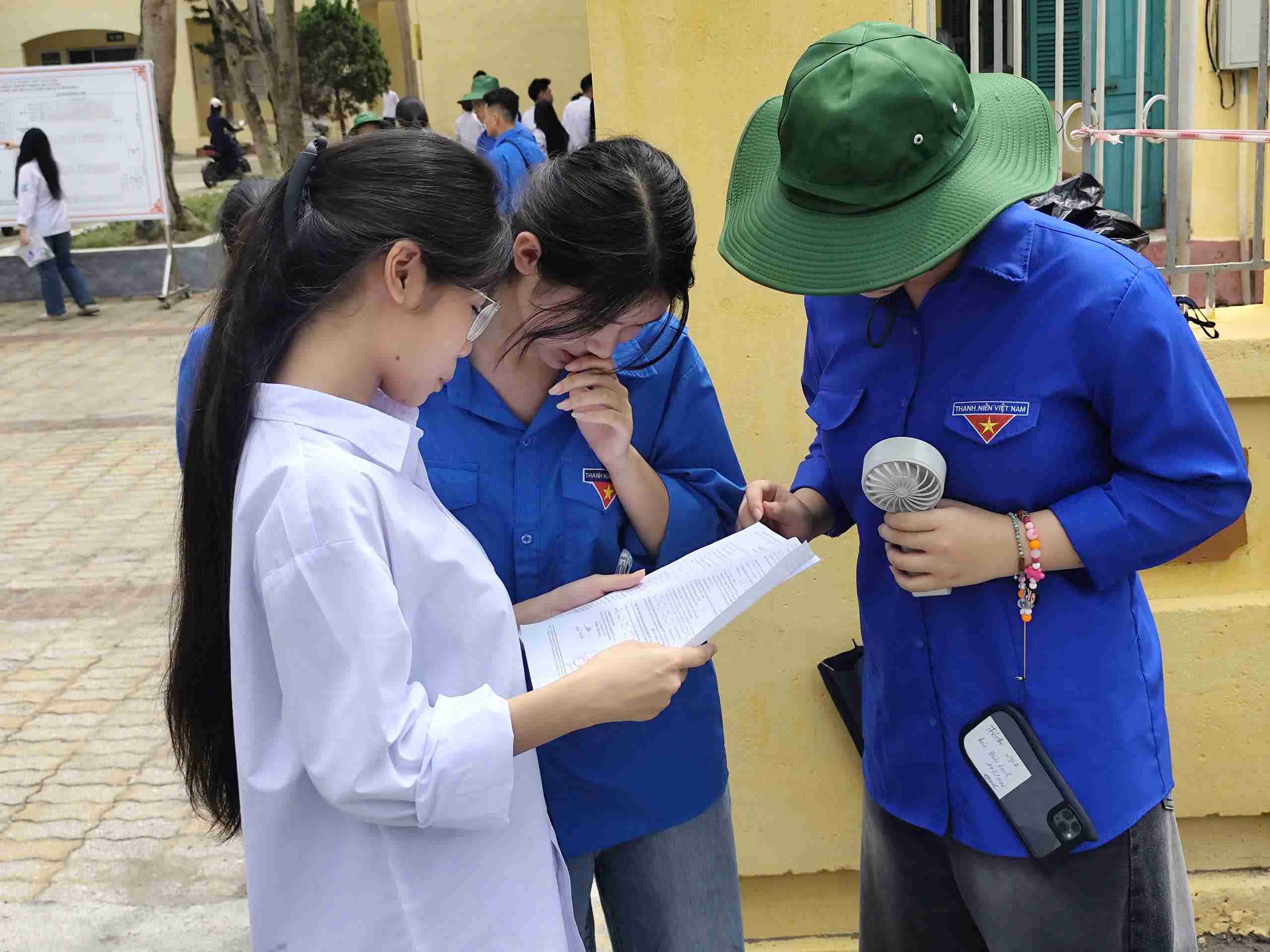 Tình nguyện viên hỗ trợ thí sinh làm thủ tục dự thi tại Hưng Yên. Ảnh: Hải Minh