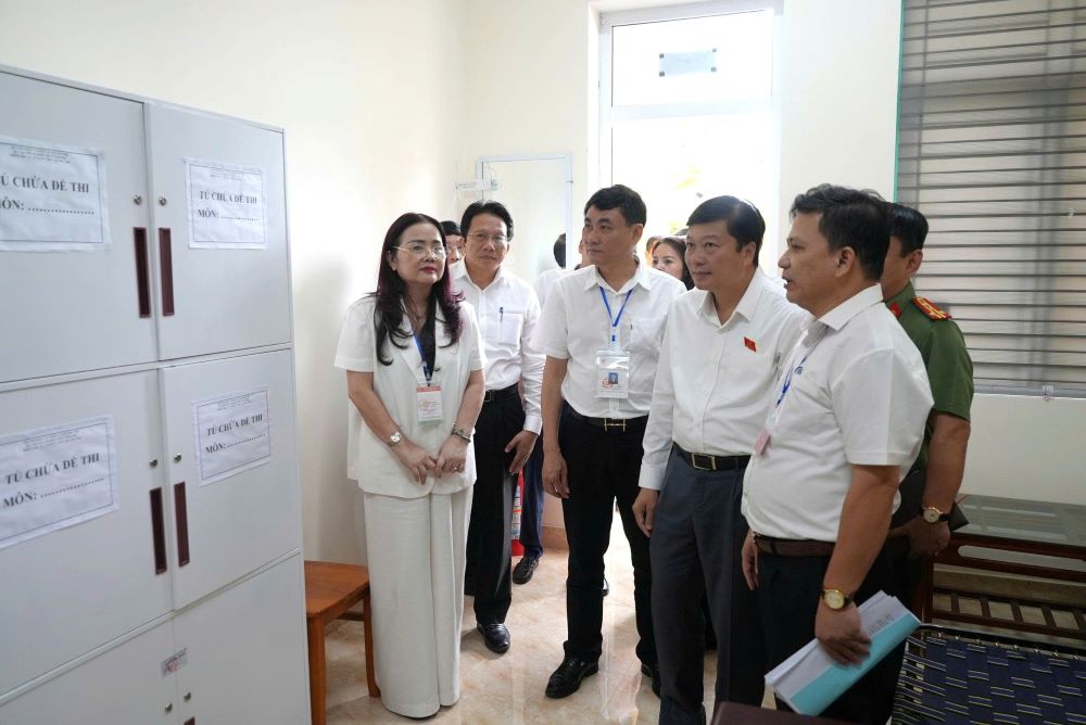 Ông Lê Hồng Vinh, Chủ tịch UBND tỉnh Quảng Trị kiểm tra phòng bảo quản đề thi và bài thi tại điểm thi Trường phổ thông Dân tộc nội trú THPT Quảng Trị. Ảnh: Đức Trung