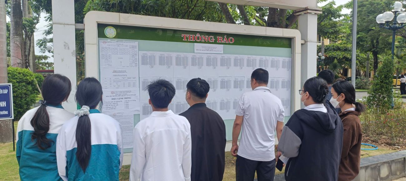 Các thí sinh đối chiếu, kiểm tra thông tin trước khi tham dự Kỳ thi tốt nghiệp THPT năm 2026. Ảnh: Thanh Trung