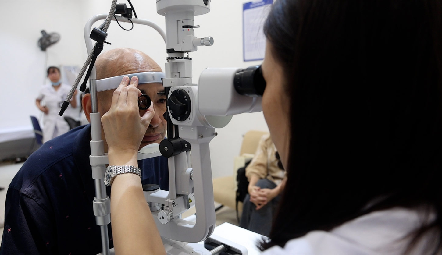 Người cao tuổi là nhóm có nguy cơ cao mắc đục thủy tinh thể, vì vậy cần chú ý nhận biết sớm các dấu hiệu của bệnh. Ảnh: Việt Anh