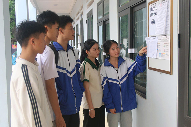 Candidates complete exam procedures at Lai Chau Provincial Ethnic Minority Boarding High School. Photo: Thuan Thien