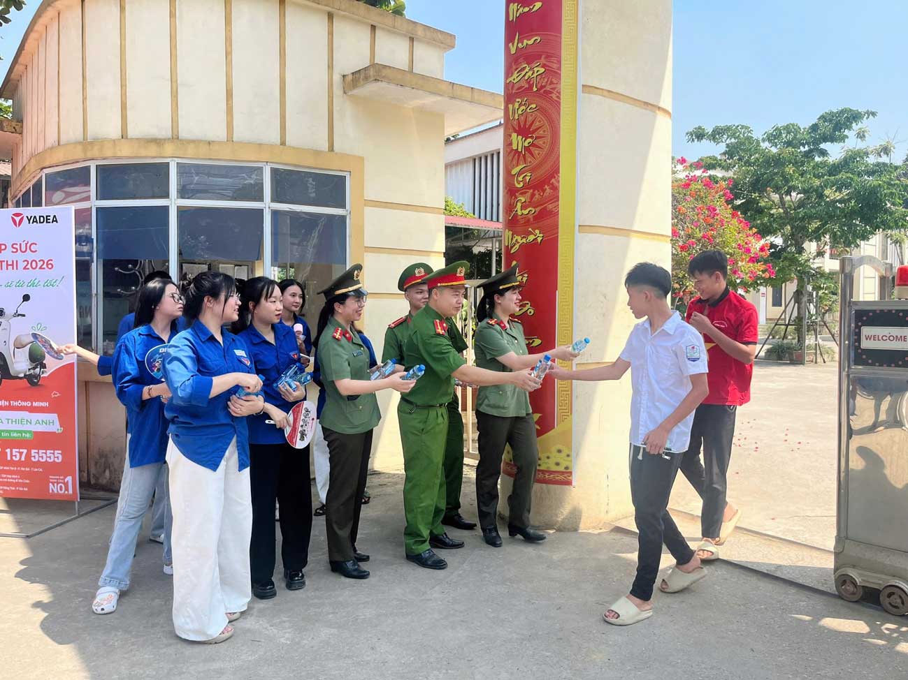 Cán bộ, chiến sĩ Công an cùng đoàn viên thanh niên trao nước uống, động viên thí sinh trong ngày thi đầu tiên. Ảnh: Công an Lào Cai