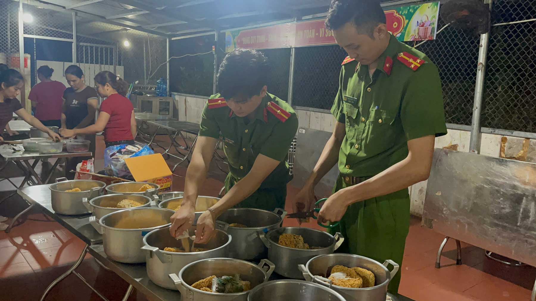 Công an xã Bảo Nhai hỗ trợ chuẩn bị bữa ăn sáng cho các sĩ tử buổi thi tốt nghiệp THPT 2026. Ảnh: Công an Lào Cai
