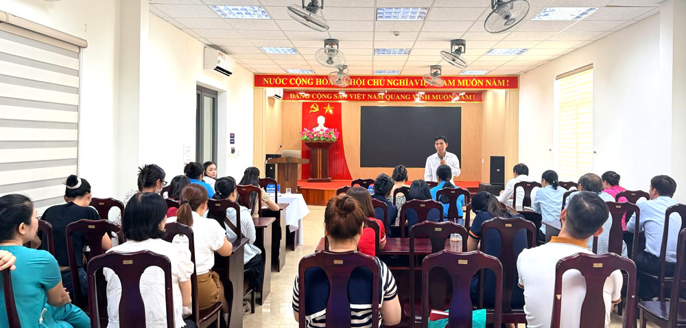 An Khe Ward Trade Union coordinates with Cam Le Grassroots Social Insurance to organize consultations and dialogues for grassroots trade union officials. Photo: An Khe Trade Union