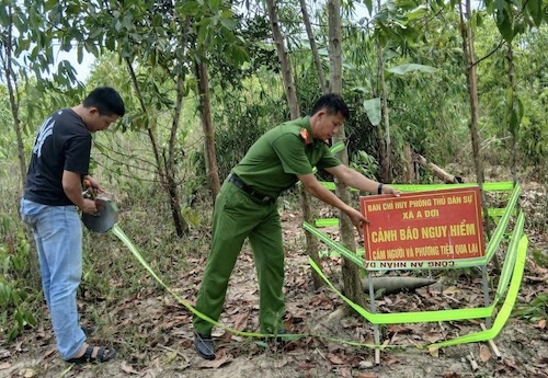 The artillery shell was discovered in the cultivated area of the people. Photo: A Doi Commune Police