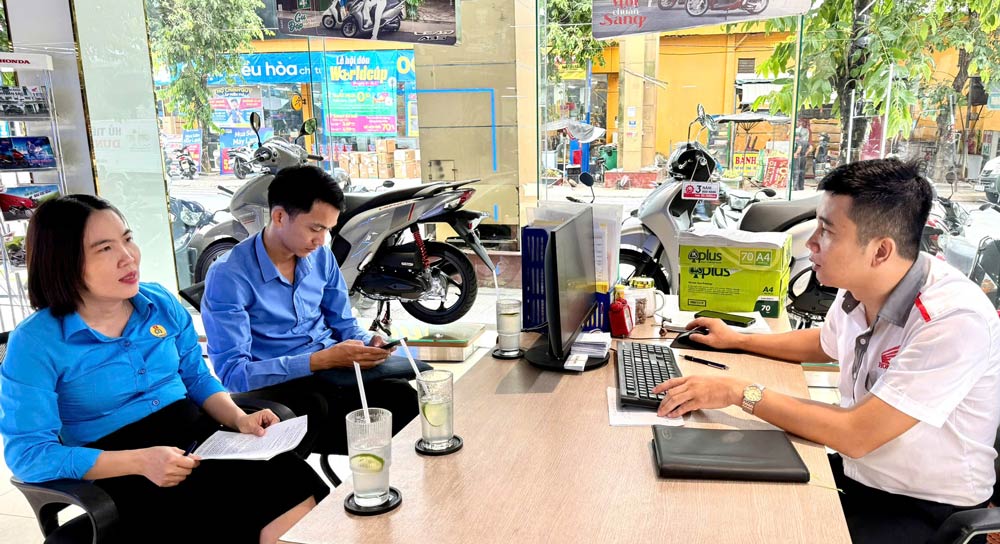 Nam Phuoc Commune Trade Union coordinates with the Ho Chi Minh Communist Youth Union of Nam Phuoc commune to have a working session with Tien Thu Co., Ltd. Branch and grassroots unit trade union. Photo: Nam Phuoc Trade Union