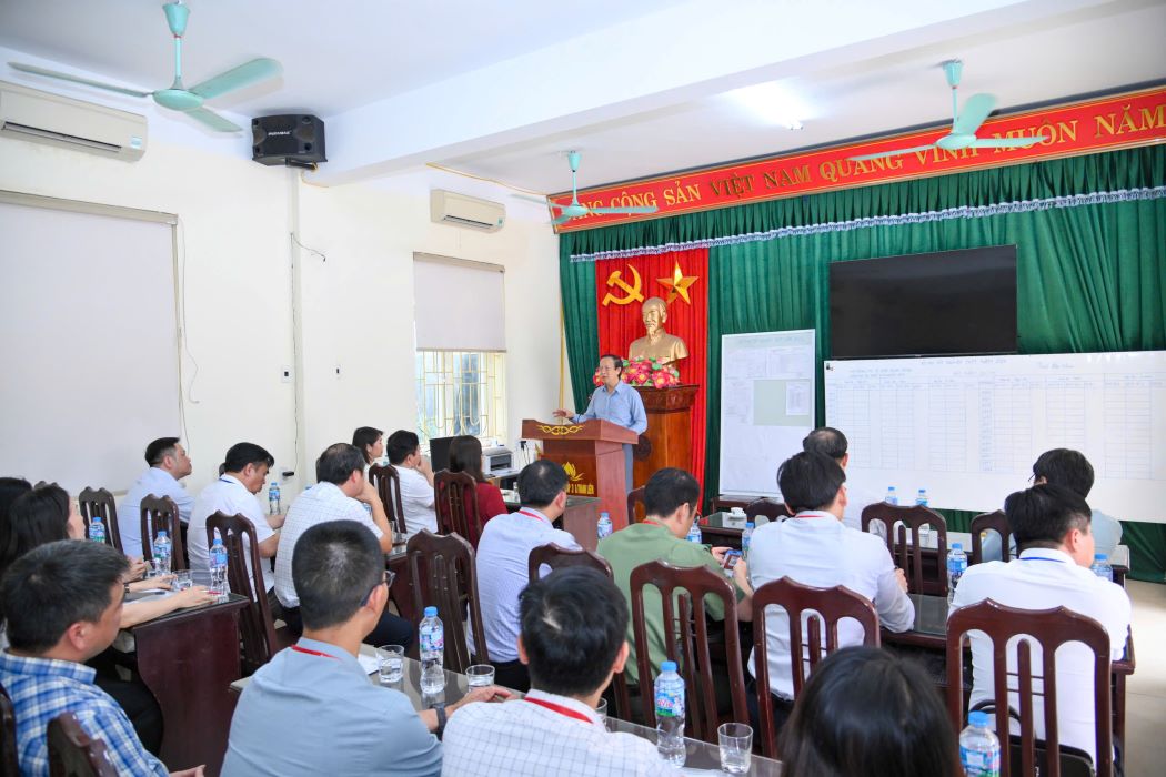 Đoàn công tác của Bộ GDĐT do Thứ trưởng Thường trực Bộ GDĐT Phạm Ngọc Thưởng, Trưởng ban Chỉ đạo thi cấp quốc gia kỳ thi tốt nghiệp THPT năm 2026 dẫn đầu đã kiểm tra công tác chuẩn bị kỳ thi tại Trường THPT A Thanh Liêm (Ninh Bình). Ảnh: Tường Vân