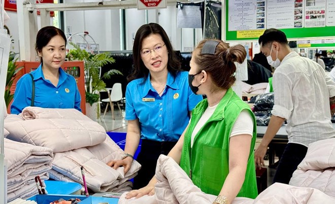 Bà Lê Thị Kim Chi - Phó Chủ tịch Thường trực LĐLĐ tỉnh Vĩnh Long - thăm hỏi, trao đổi và lắng nghe ý kiến, kiến nghị của người lao động tại doanh nghiệp trên địa bàn tỉnh. Ảnh: Hoàng Lộc