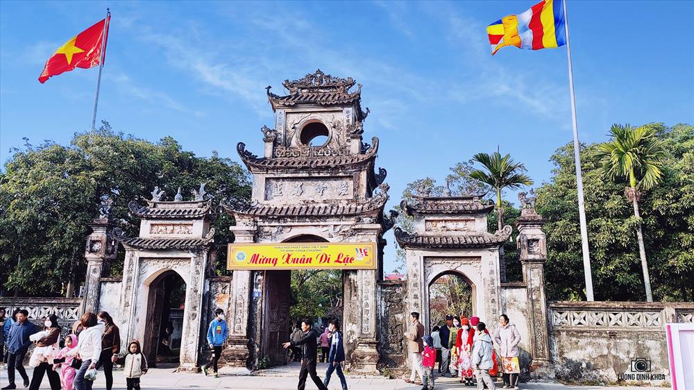 Cổng vào chùa Chuông - một trong những di tích nổi tiếng của Phố Hiến xưa còn lại. Ảnh: Lương Đình Khoa