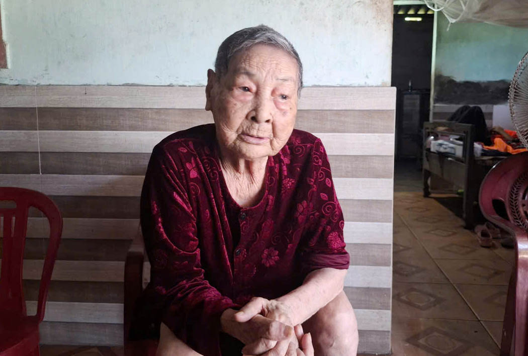 Ms. Nguyen Thi Nien, a martyr's wife, hopes to find her husband's grave soon. Photo: Tran Tuan