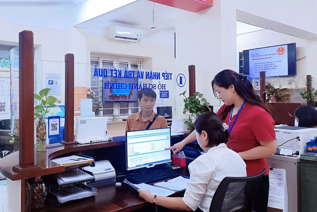 Specialized agencies have just proposed to temporarily suspend the recruitment of 407 civil servants in Khanh Hoa. Photo: Hien Thu