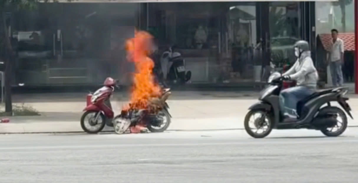 Motorbike fire on National Highway 13 section passing through Ben Cat ward. Photo: Reader provided